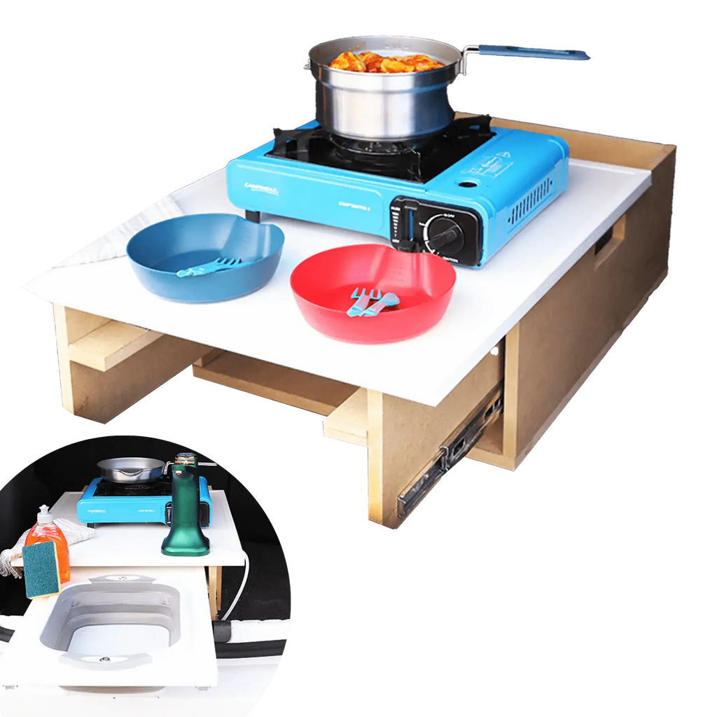 Configuration de cuisine de camping en boîte pour les coffres de voiture, montrant un réchaud portable et des ustensiles de cuisine, idéal pour transformer facilement les voitures en mini-vans.