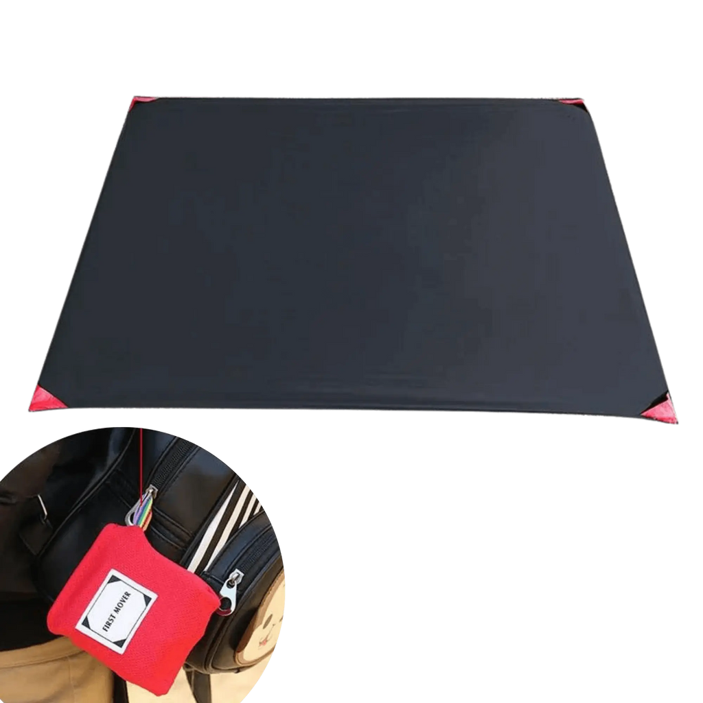 Tapis de camping noir compact avec des coins rouges à côté d'une petite pochette de transport rouge, idéal pour les activités de plein air comme les pique-niques et la randonnée.