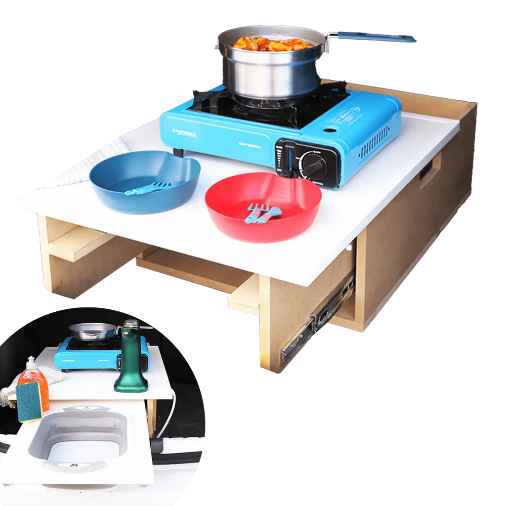 Configuration de cuisine de camping en boîte pour les coffres de voiture, montrant un réchaud portable et des ustensiles de cuisine, idéal pour transformer facilement les voitures en mini-vans.