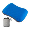 Oreiller de camping ultraléger et inflatable bleu avec un sac de rangement gris pour des aventures en plein air et un sommeil reposant sous les étoiles.