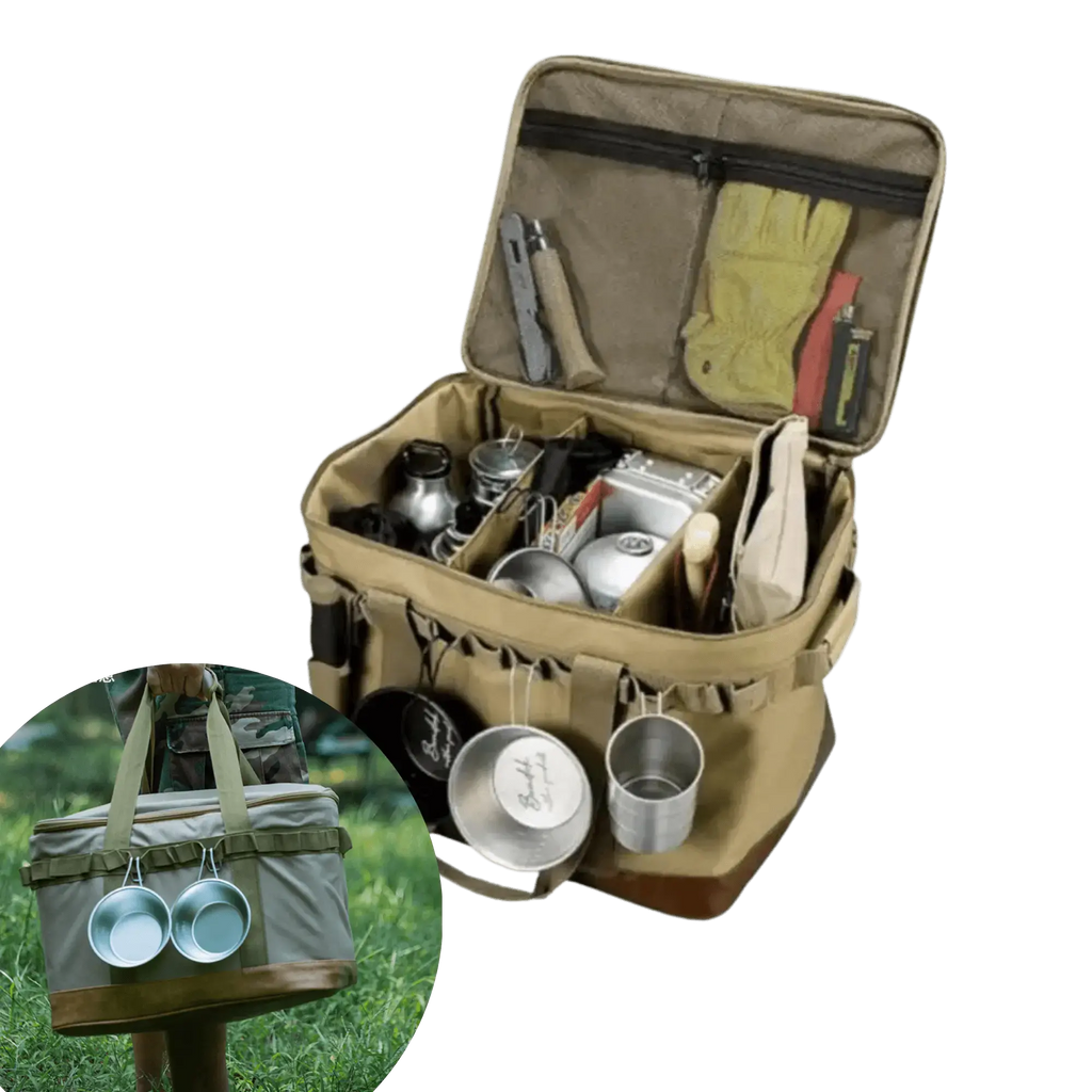 Boîte de transport pliable pour le camping avec armature métallique, remplie d'équipements divers et tasse accrochée, sur fond d'herbe.