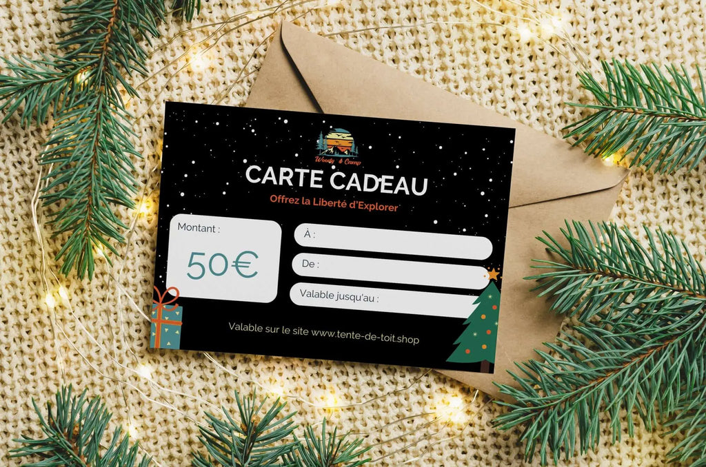 Carte cadeau de 50€ pour une tente de toit et des accessoires de camping, enveloppe décorative, branches de sapin en arrière-plan, offre spéciale.