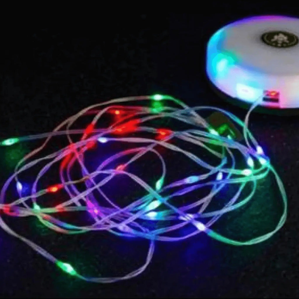 Luminaires à LEDs portables colorés sur un fond sombre.