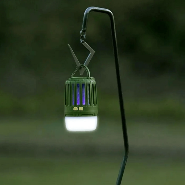 Lampe anti-moustiques multifonction suspendue, éclairant un espace extérieur pour le camping.