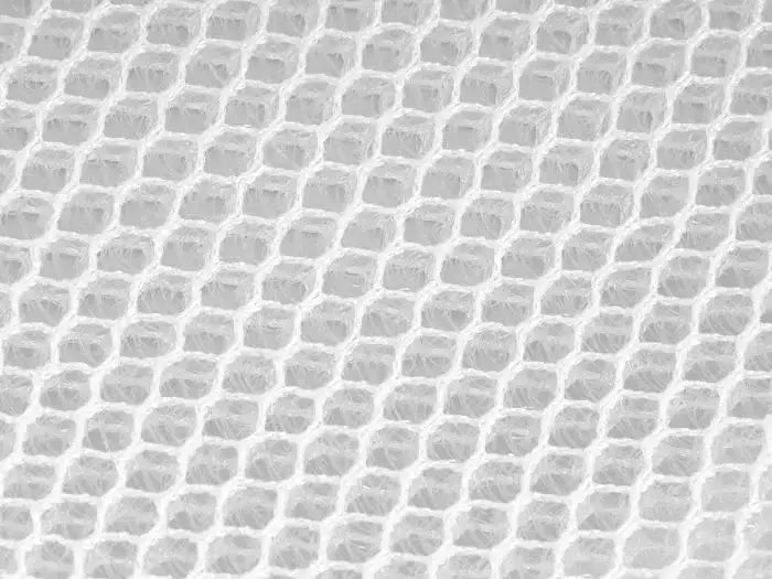 Gros plan sur la texture de la fibre de bambou respirante pour un matelas anti-condensation utilisé dans les tentes de toit.