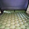 Matelas gonflable confortable pour tente de toit, conçu pour le camping, avec des coussins intégrés et un design spacieux pouvant accueillir jusqu'à deux personnes.