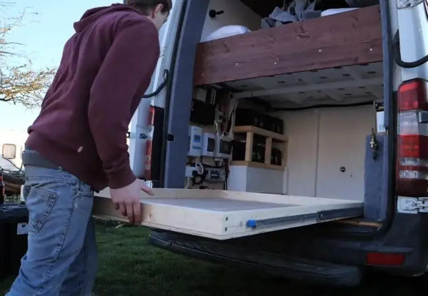 Homme utilisant une fourgonnette équipée de glissières à tiroirs robustes tirées de l'arrière. 2 X Glissière XL tiroir à roulement à billes de 300cm - charge lourde 180kg