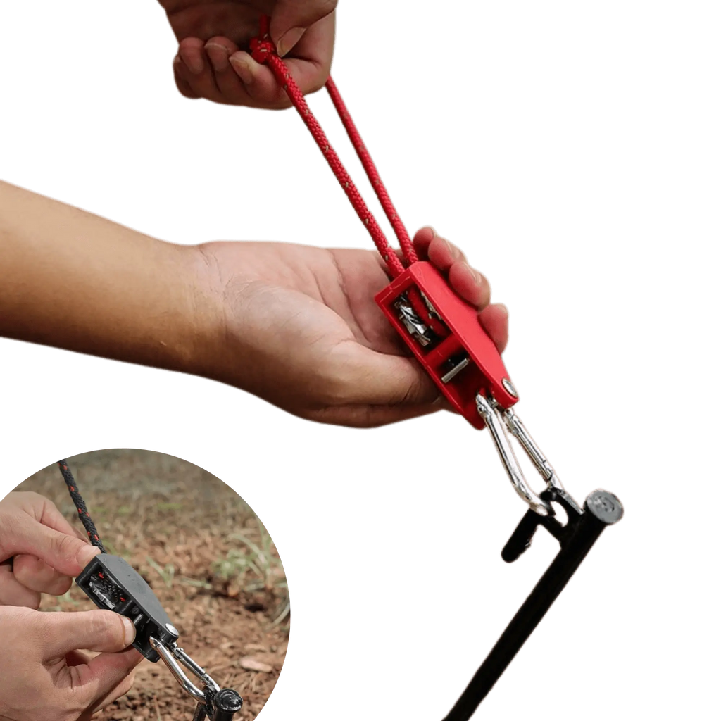 Personne utilisant un collier de serrage anti-vent de 5 mètres avec poulie pour le camping afin d'assurer la stabilité de la tente en extérieur.