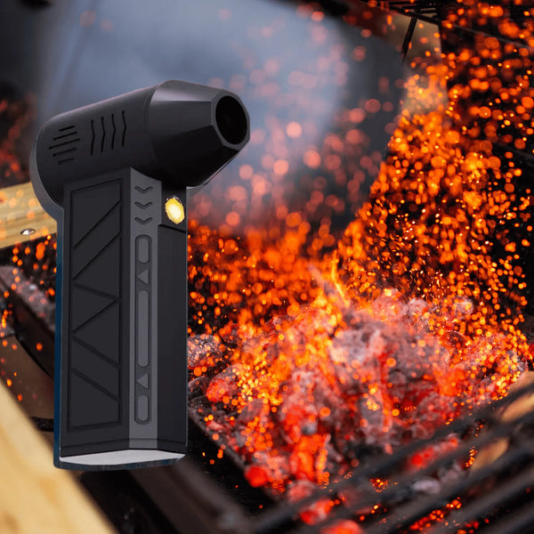 Souffleur portable à haute puissance pour le camping avec LEDs pour sécher les tentes et équipements, présenté avec un fond de feu de camp lumineux.
