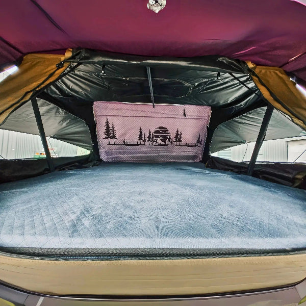 Offre spéciale : tente de toit coque rigide pour 5 personnes avec annexe famille familial 4X4 SUV DUSTER montpellier occiatanie herault France woody's camp 34000, installée sur un véhicule, prête pour le camping.