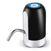 Robinet électrique de camping noir avec charge USB rapide, compatible avec des bouteilles et des éviers pour une utilisation en extérieur et en cuisine.